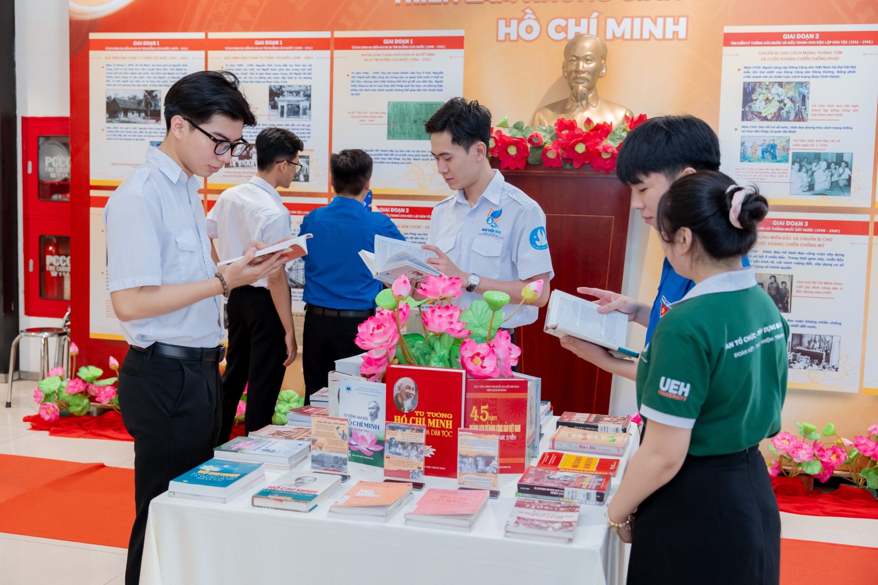 Không gian đọc sách và các tác phẩm về Chủ tịch Hồ Chí Minh