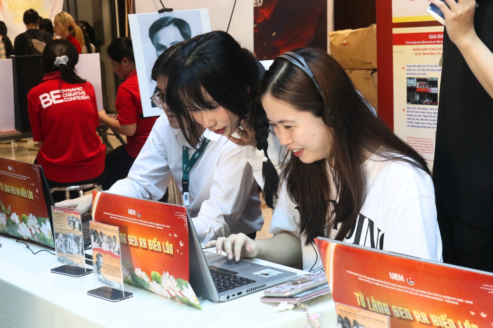 Sinh viên tham gia triển lãm Không gian Văn hóa Hồ Chí Minh 2025