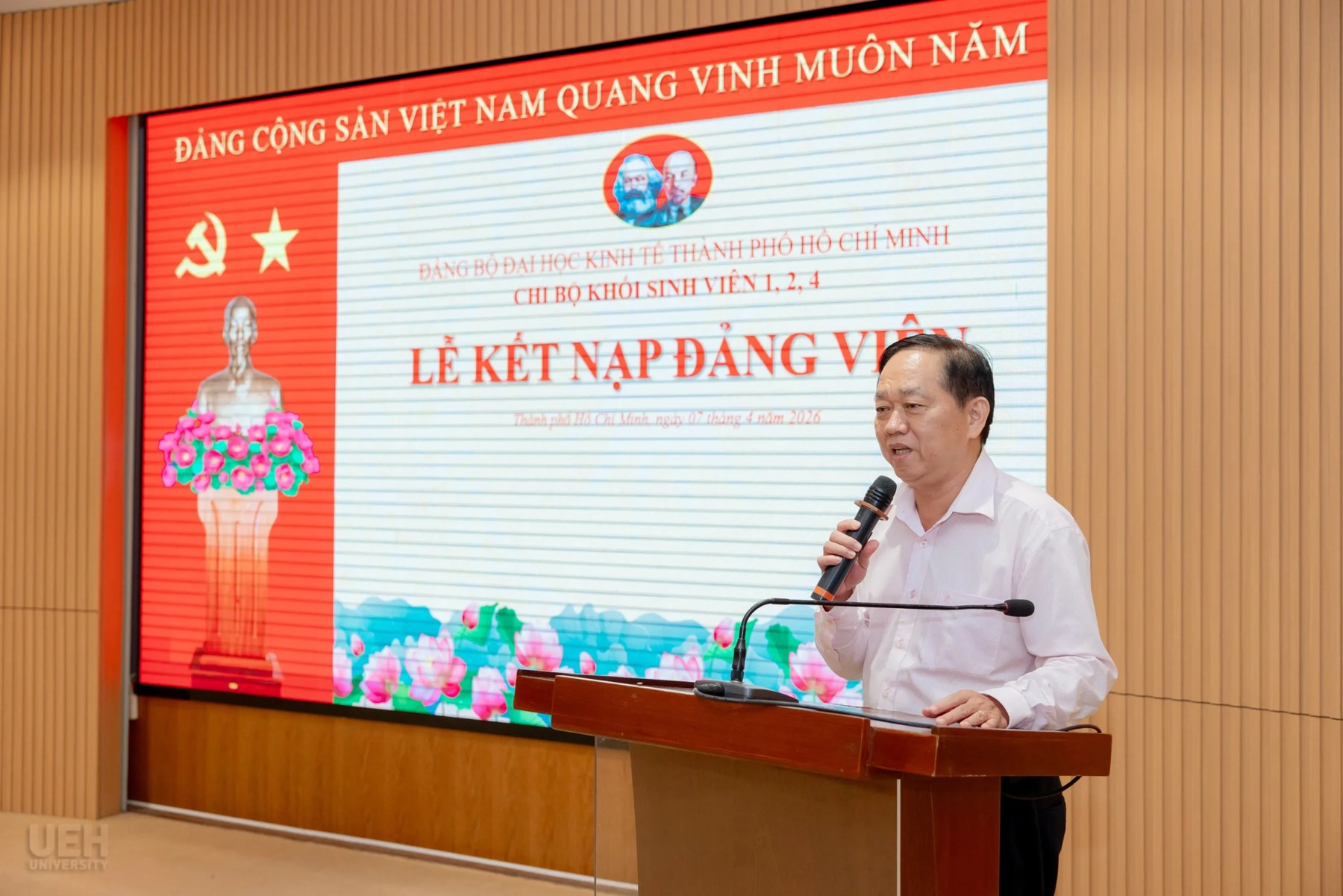 TS. Nguyễn Thiện Duy phát biểu chúc mừng và giao nhiệm vụ cho các Đảng viên mới