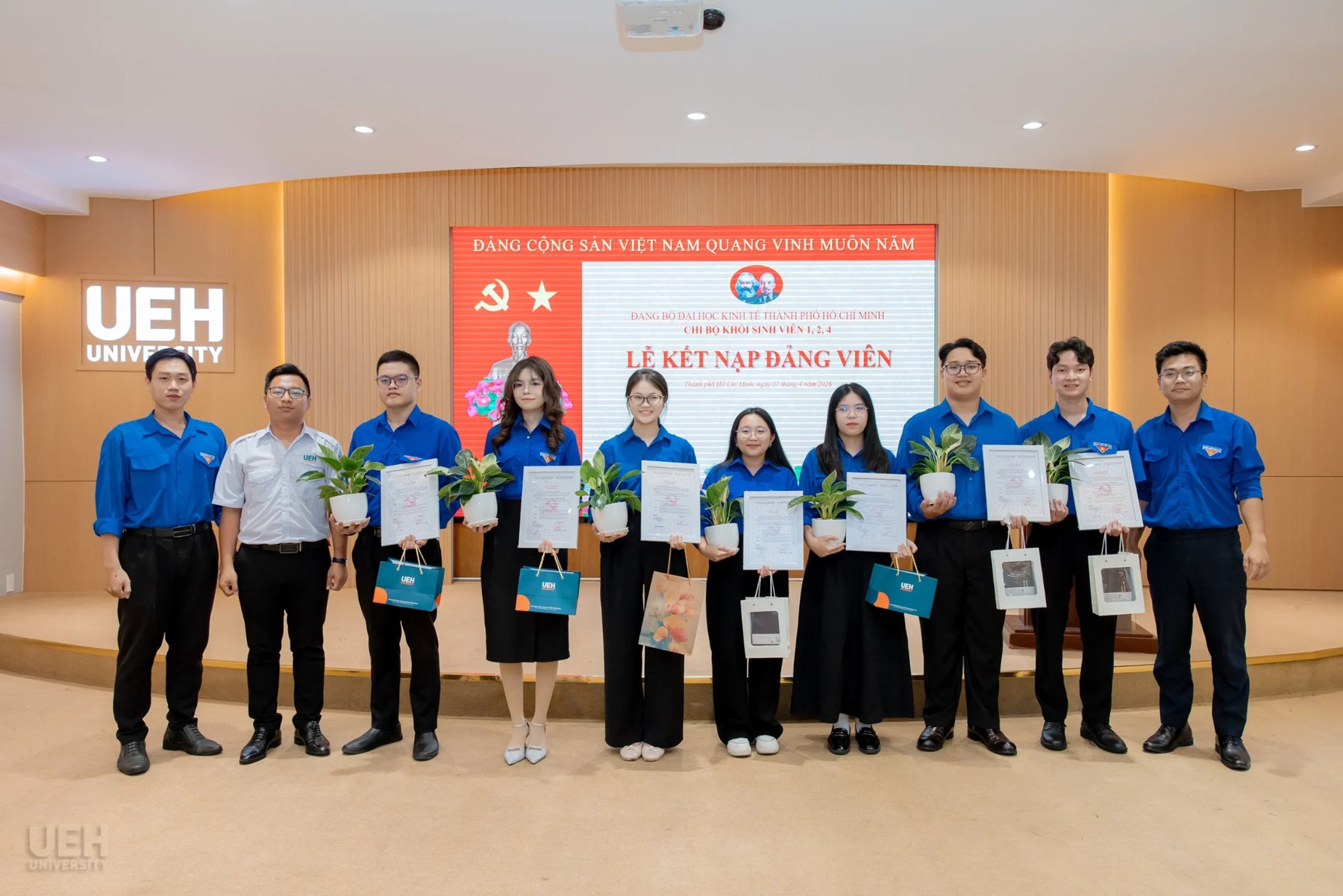 Các Đảng viên mới nhận quà chúc mừng