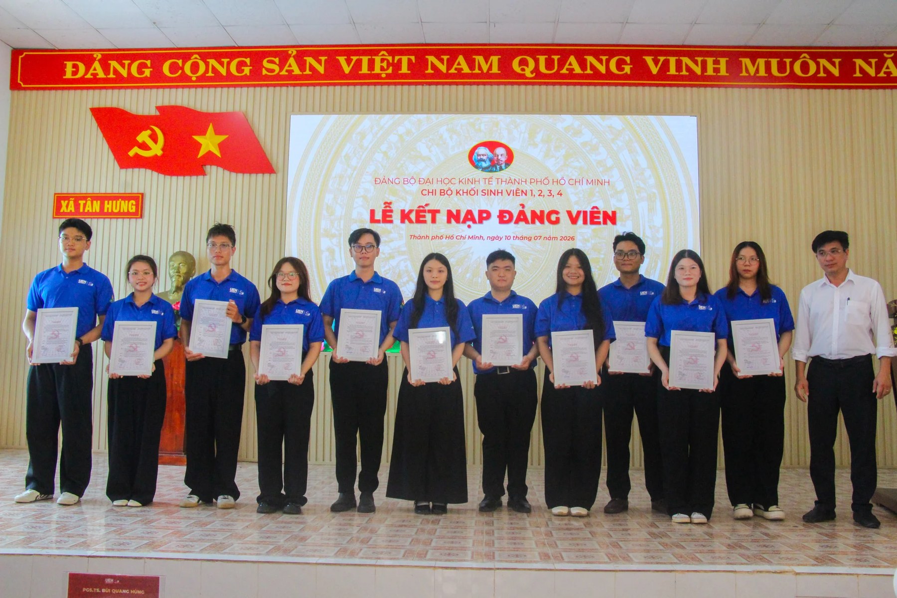 PGS.TS. Bùi Quang Hùng trao quyết định kết nạp cho các đảng viên mới
