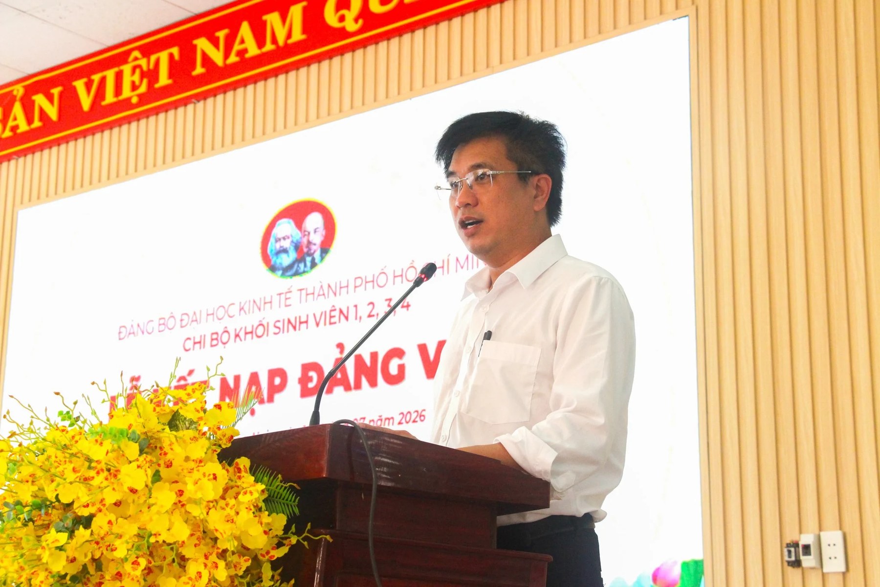 PGS.TS. Bùi Quang Hùng phát biểu tại lễ kết nạp Đảng viên