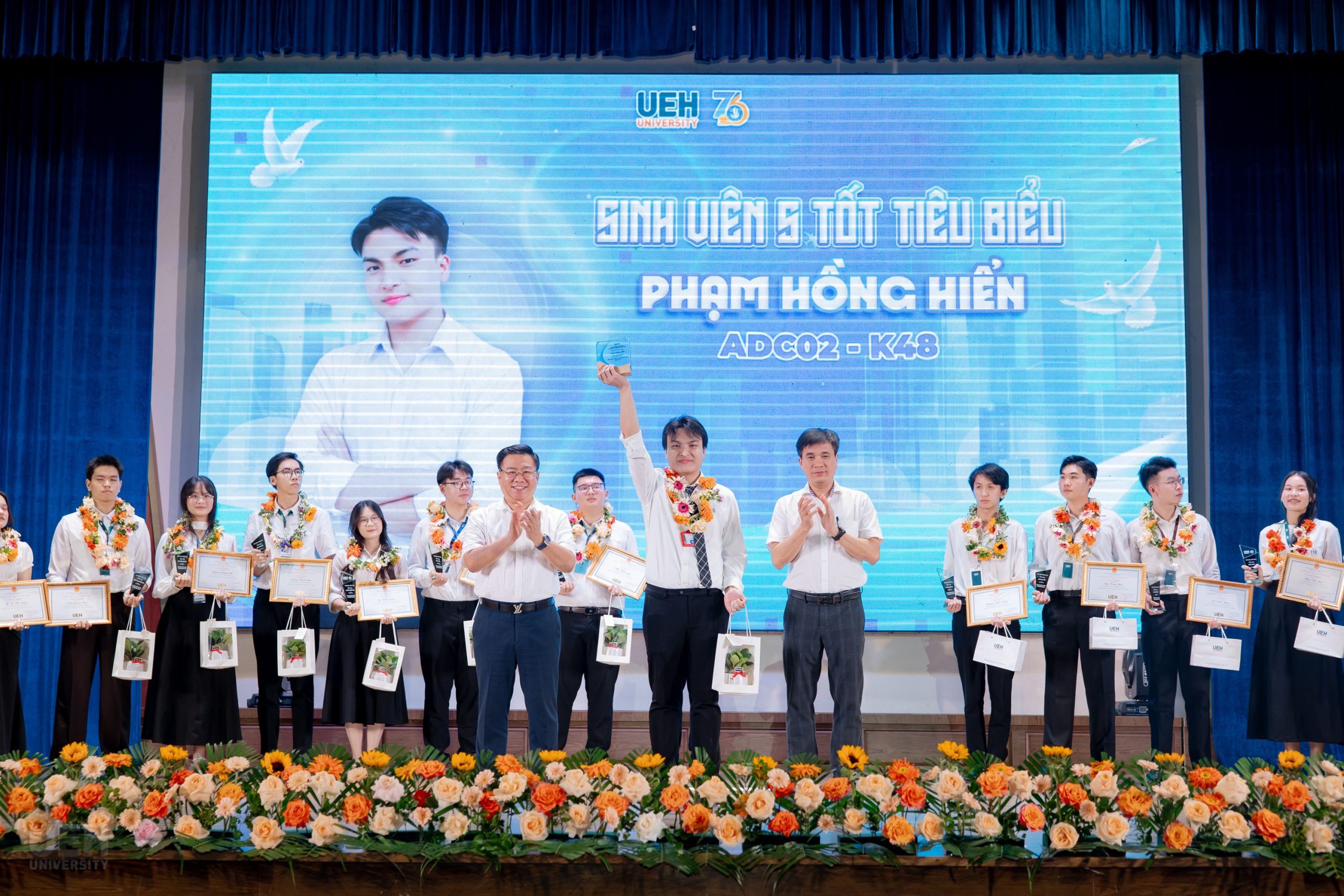 Phạm Hồng Hiển – từ Sinh viên 5 tốt tiêu biểu nhất UEH 2025 đến chia sẻ kinh nghiệm nghiên cứu cho thế hệ sau