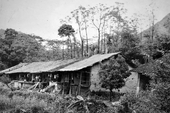 Nhà ông Hứa Gia Khởi, làng Nặm Quang (Trung Quốc), nơi Bác Hồ ở trong thời gian mở lớp huấn luyện chính trị cho cán bộ Việt Nam
