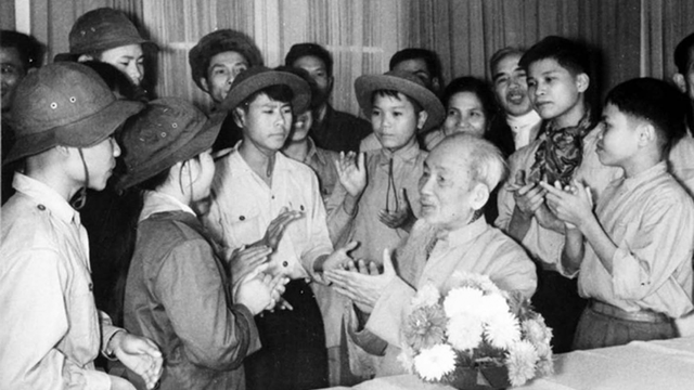 Bác Hồ với thiếu nhi trong Đoàn Dũng sĩ miền Nam ra thăm miền Bắc, ngày 13/2/1969.