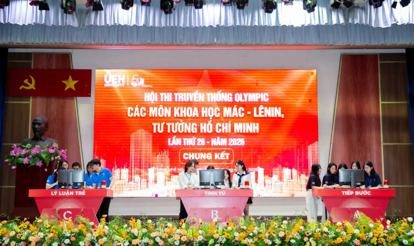 Đội Tiếp bước, Tinh tú và Lý luận trẻ tranh tài tại đêm Chung kết