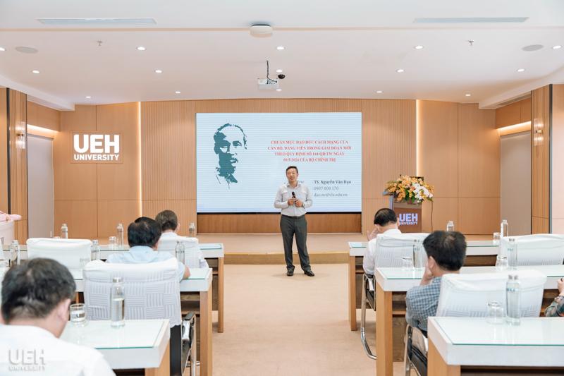 TS. Nguyễn Văn Đạo báo cáo chuyên đề tại Hội nghị