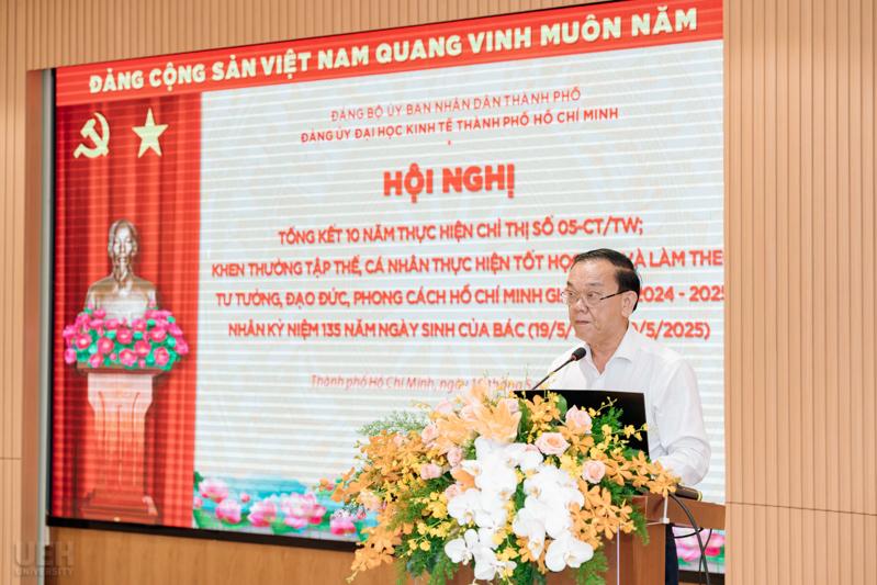 Đồng chí Nguyễn Đông Phong thay mặt Đảng ủy UEH báo cáo tổng kết và chỉ đạo Hội nghị