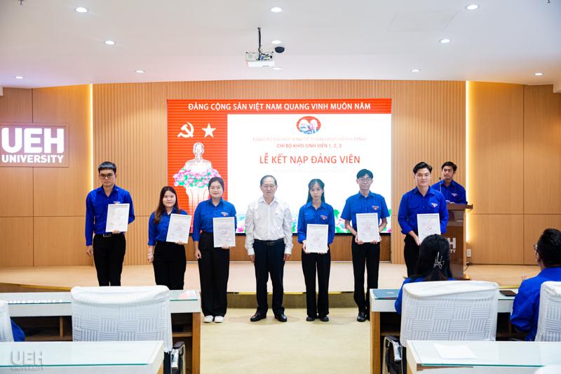 TS. Nguyễn Thiện Duy trao Quyết định kết nạp cho 6 đồng chí Đảng viên mới