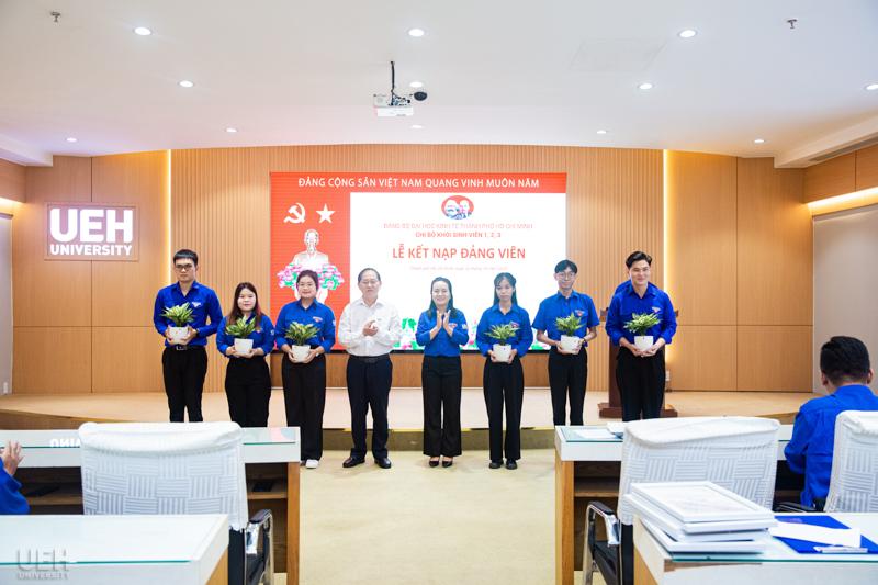 6 Đảng viên mới được kết nạp vào hàng ngũ của Đảng nhân dịp Kỷ niệm 49 năm thành lập UEH (27/10/1976 - 27/10/2025)