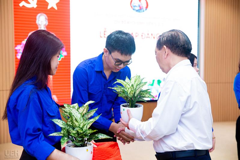 Các đồng chí Đảng viên mới nhận quà chúc mừng từ Đảng ủy UEH, Ban Thường vụ Đoàn UEH, Các chi bộ Khối Sinh viên