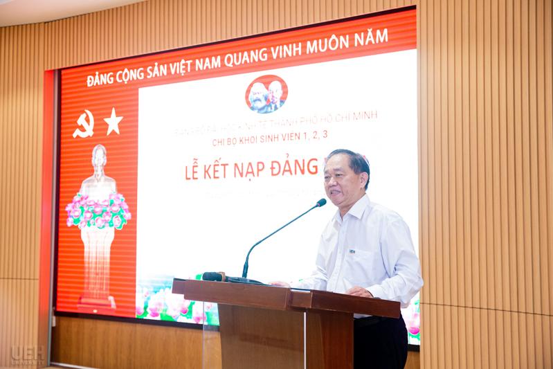 TS. Nguyễn Thiện Duy phát biểu chúc mừng và giao nhiệm vụ cho các đồng chí Đảng viên mới