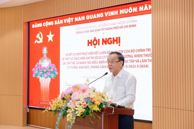 Đồng chí Nguyễn Đông Phong thay mặt Đảng ủy UEH báo cáo sơ kết tại Hội nghị