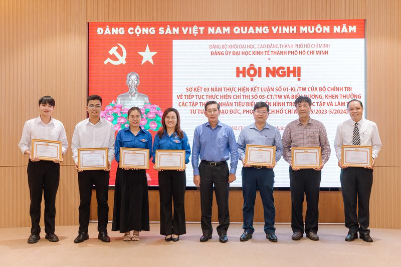 Tuyên dương 06 tập thể, 42 cá nhân điển hình học tập và làm theo tư tưởng, đạo đức, phong cách Hồ Chí Minh